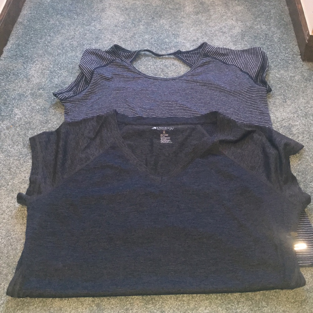 Set of 2 athletic tee shirts